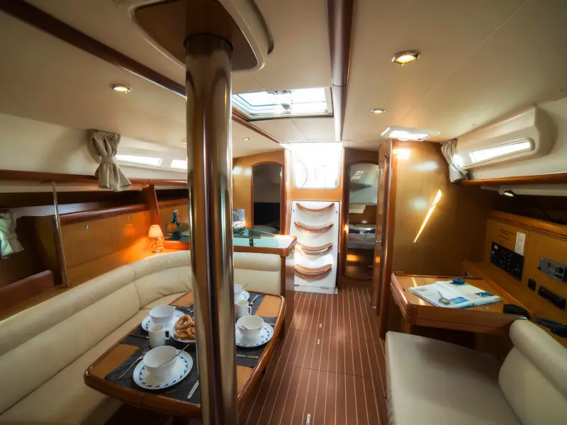 Triton (NEW sails 2021), Interior image