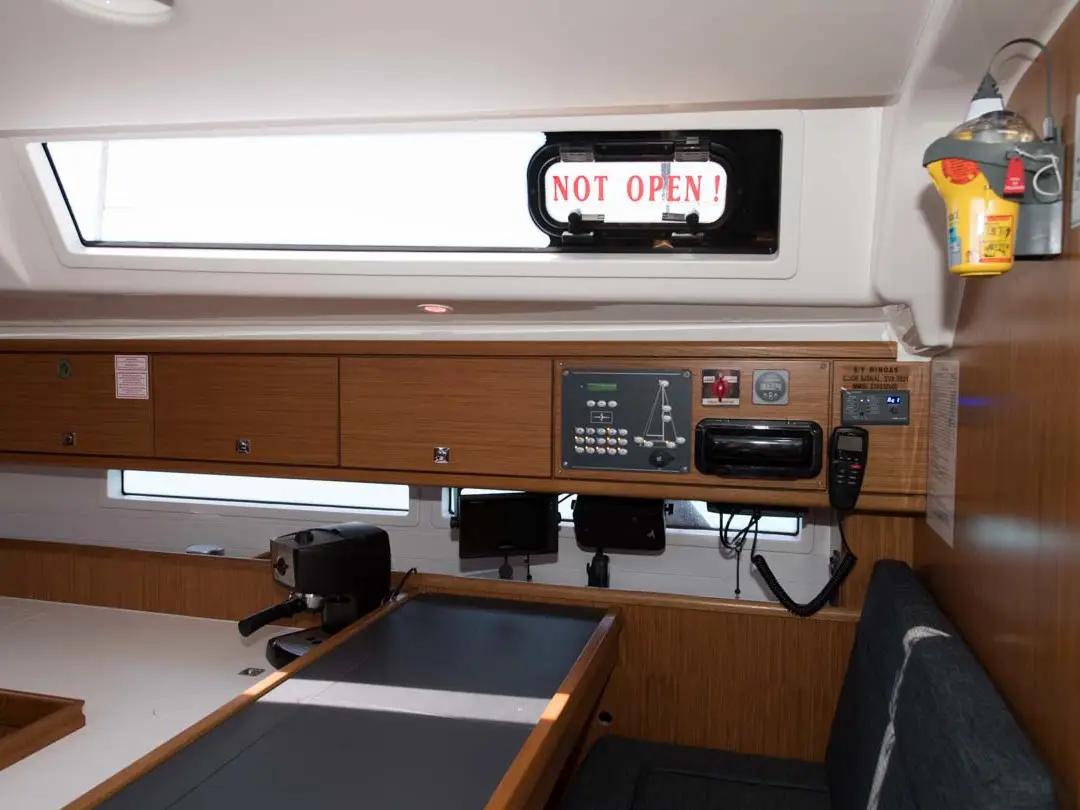 ENJOY, Interior image