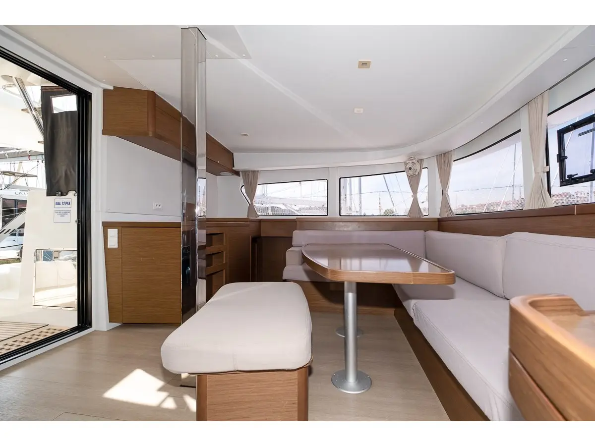 Marina 4, Interior image
