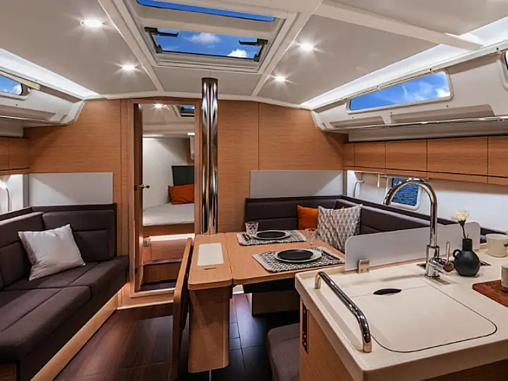 Lauda, Interior image