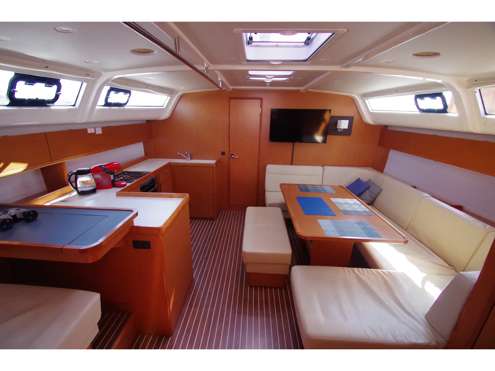 Comfort, Interior image