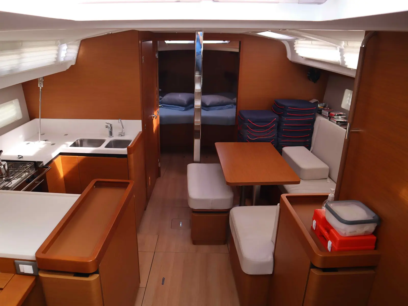DIAMOND, Interior image