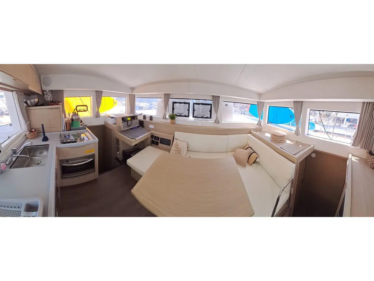 Voile A Doc, Interior image