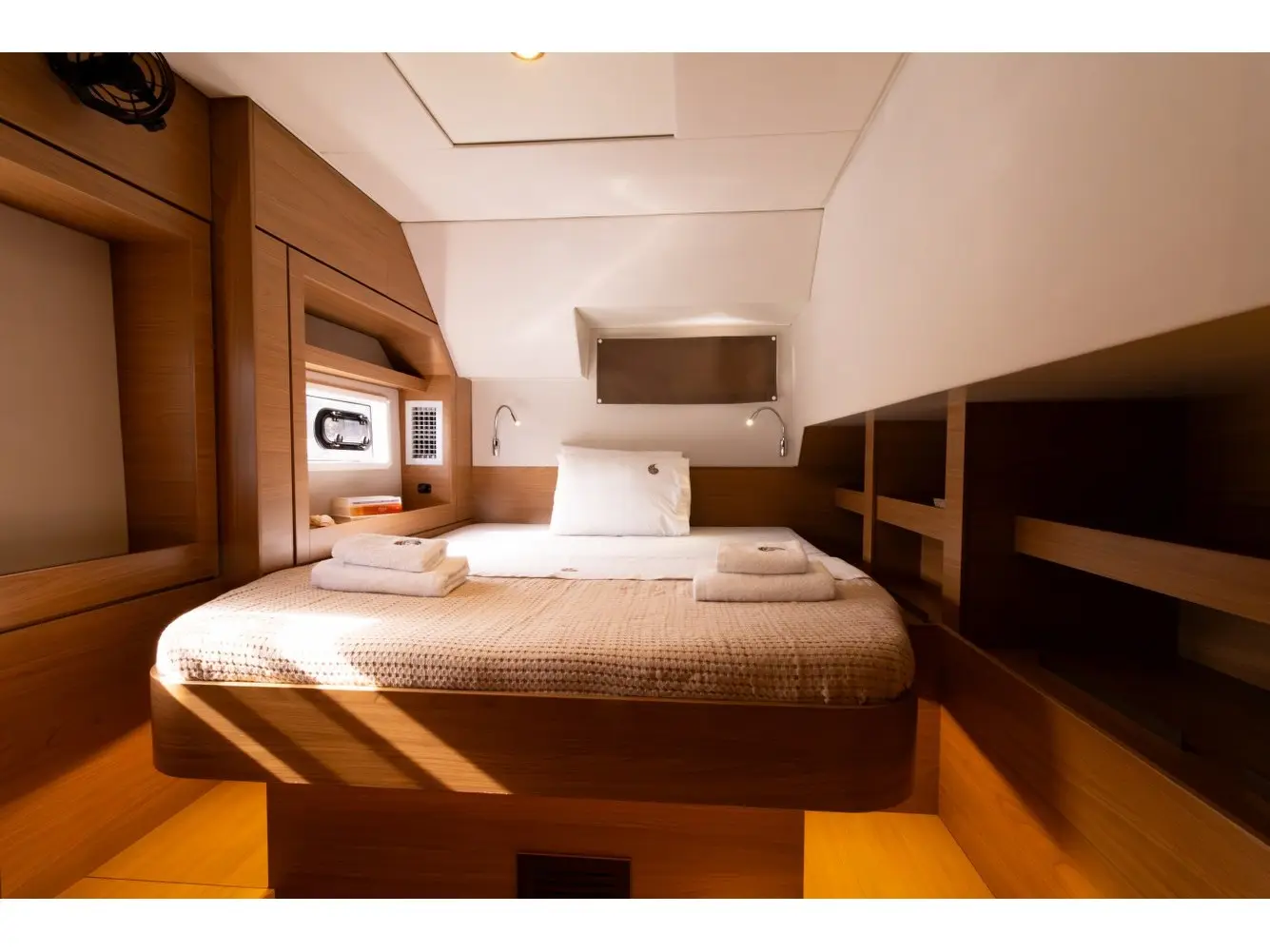 Zizi II, Interior image