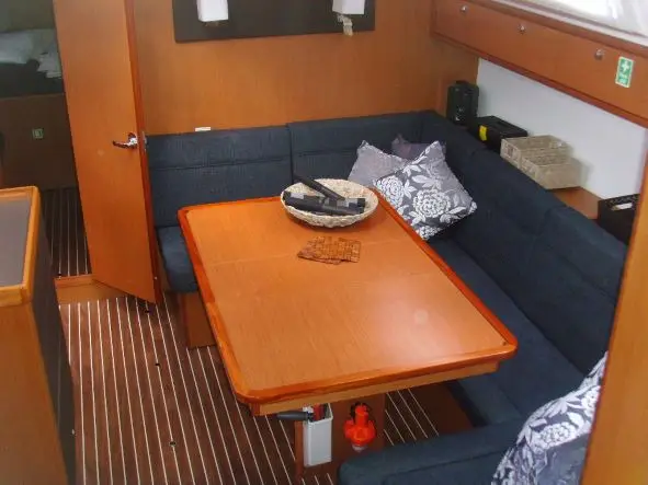 Zefyros, Interior image