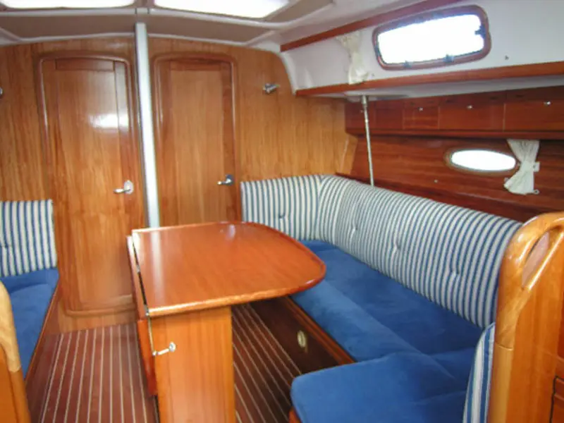 Mio, Interior image