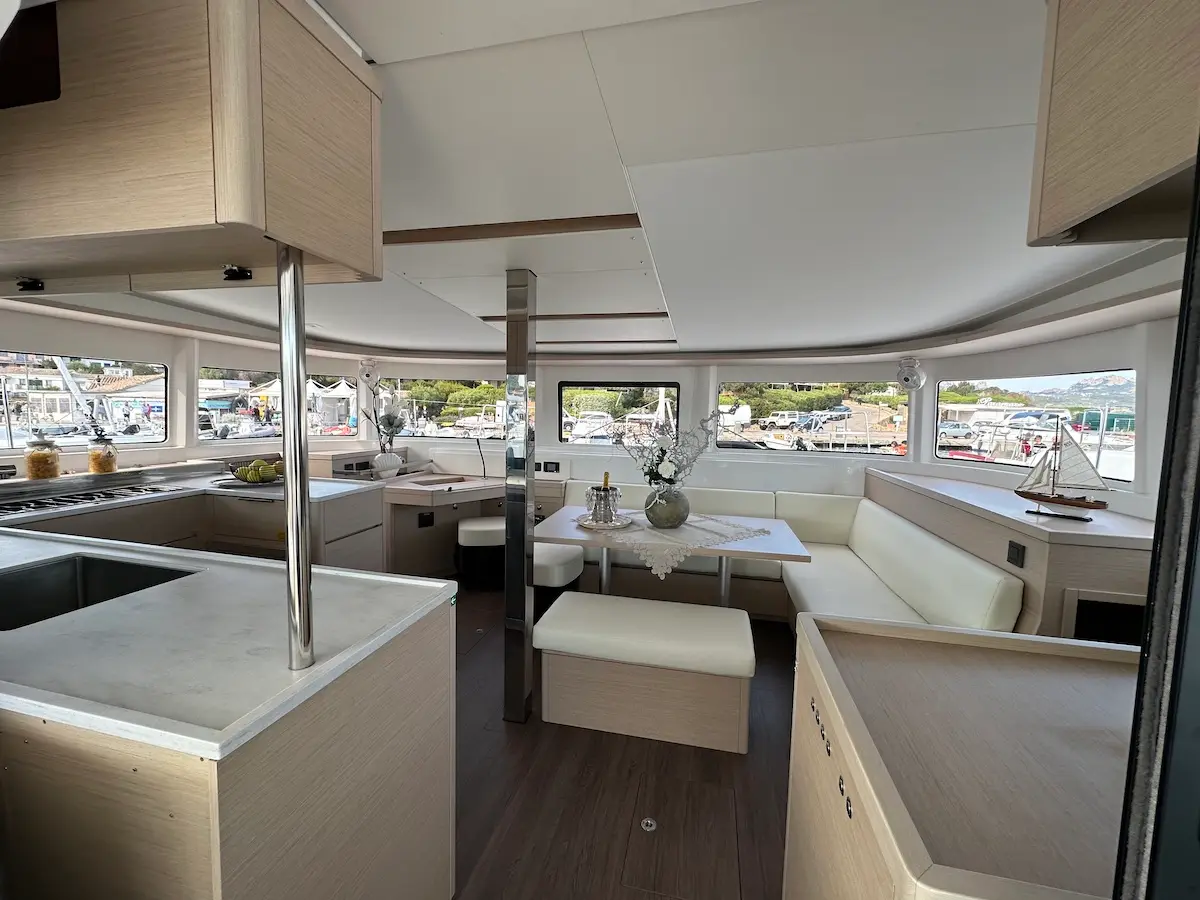 Waikiki Ocean, Interior image