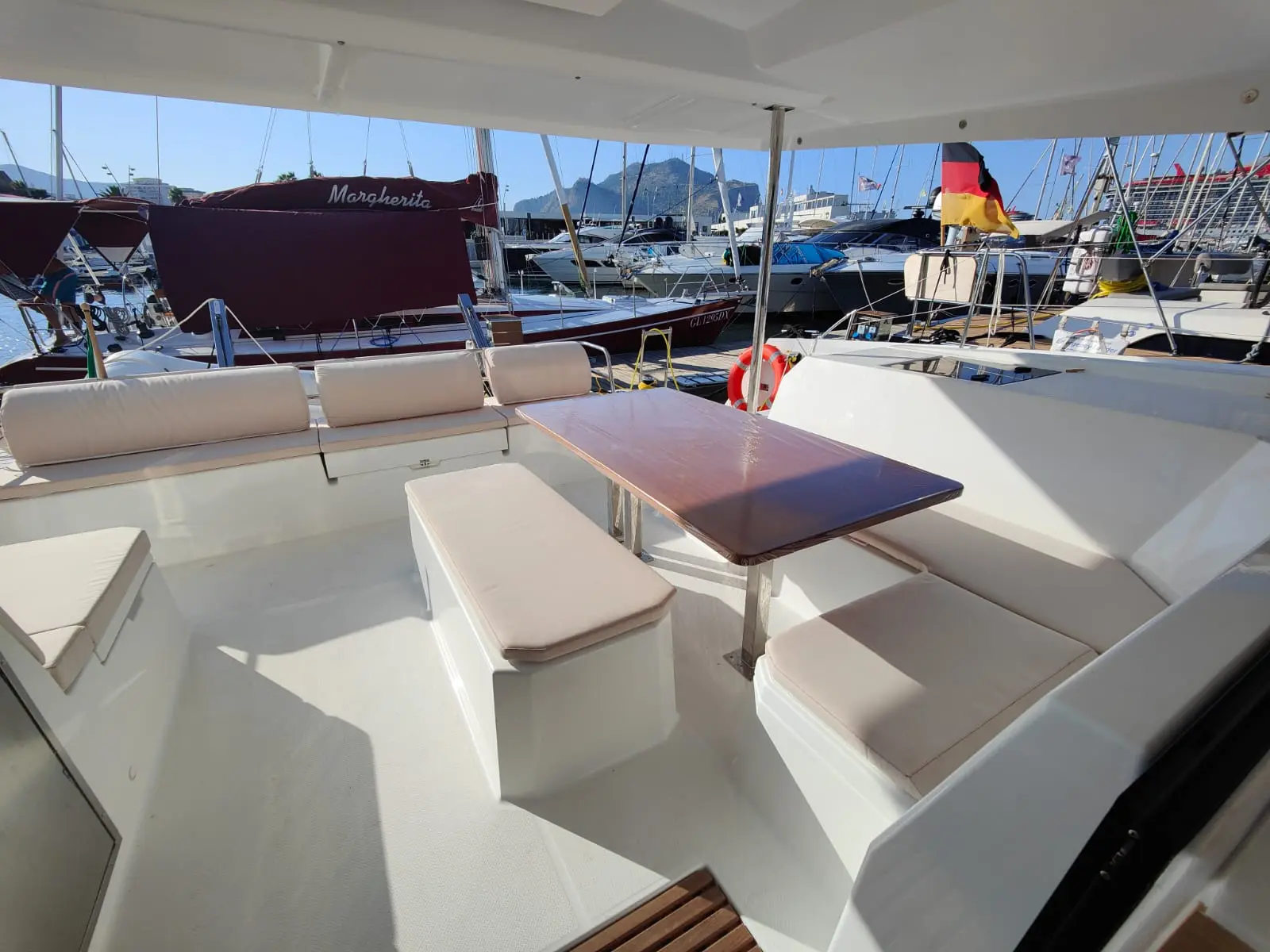 Rossa, cockpit table