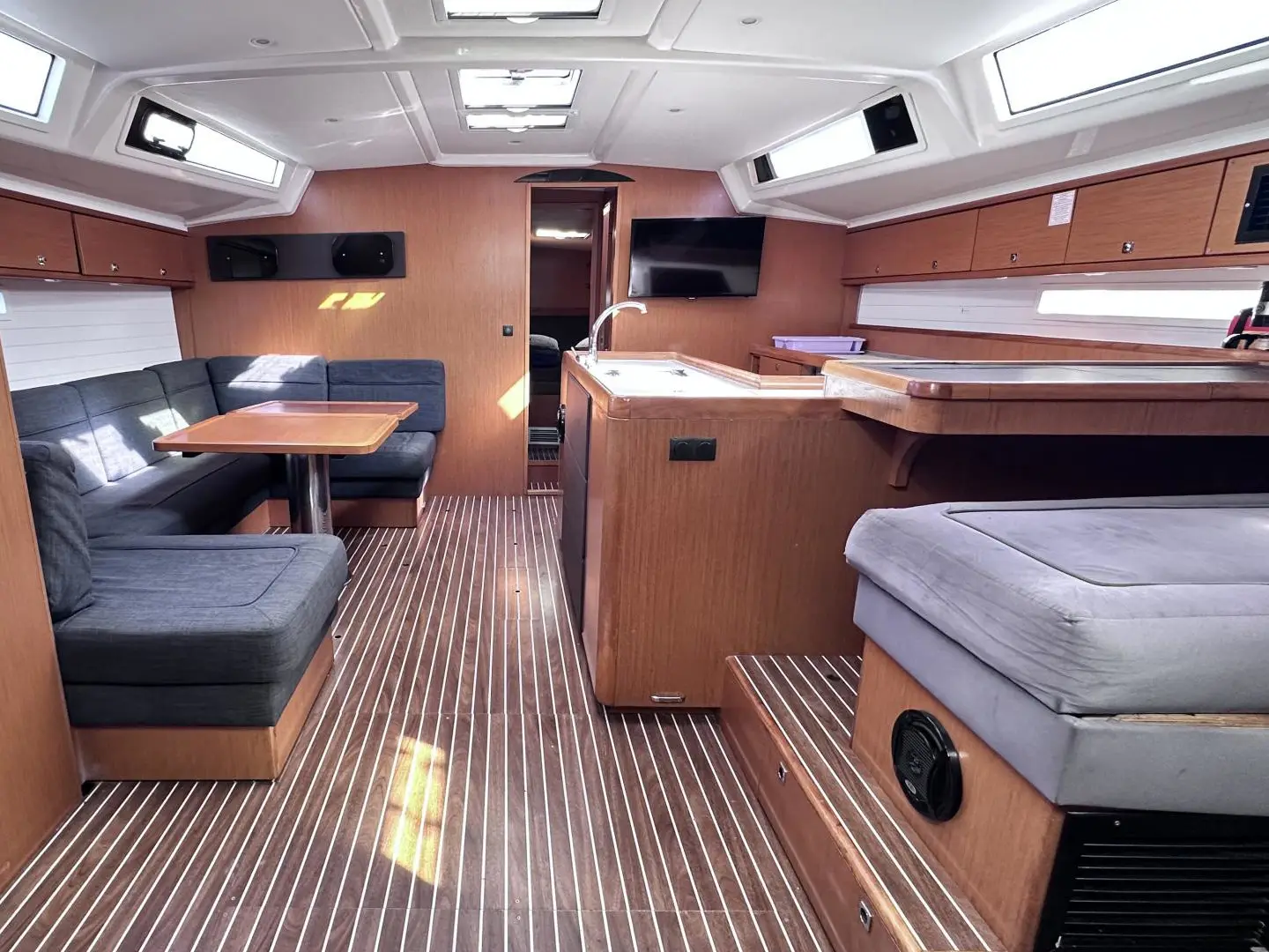 SEAREX, Interior image