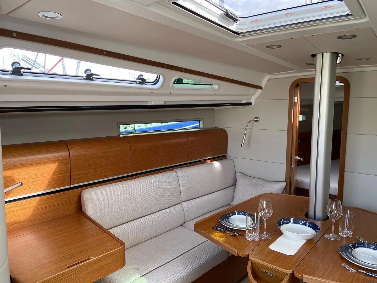 Blue Eye, Interior image