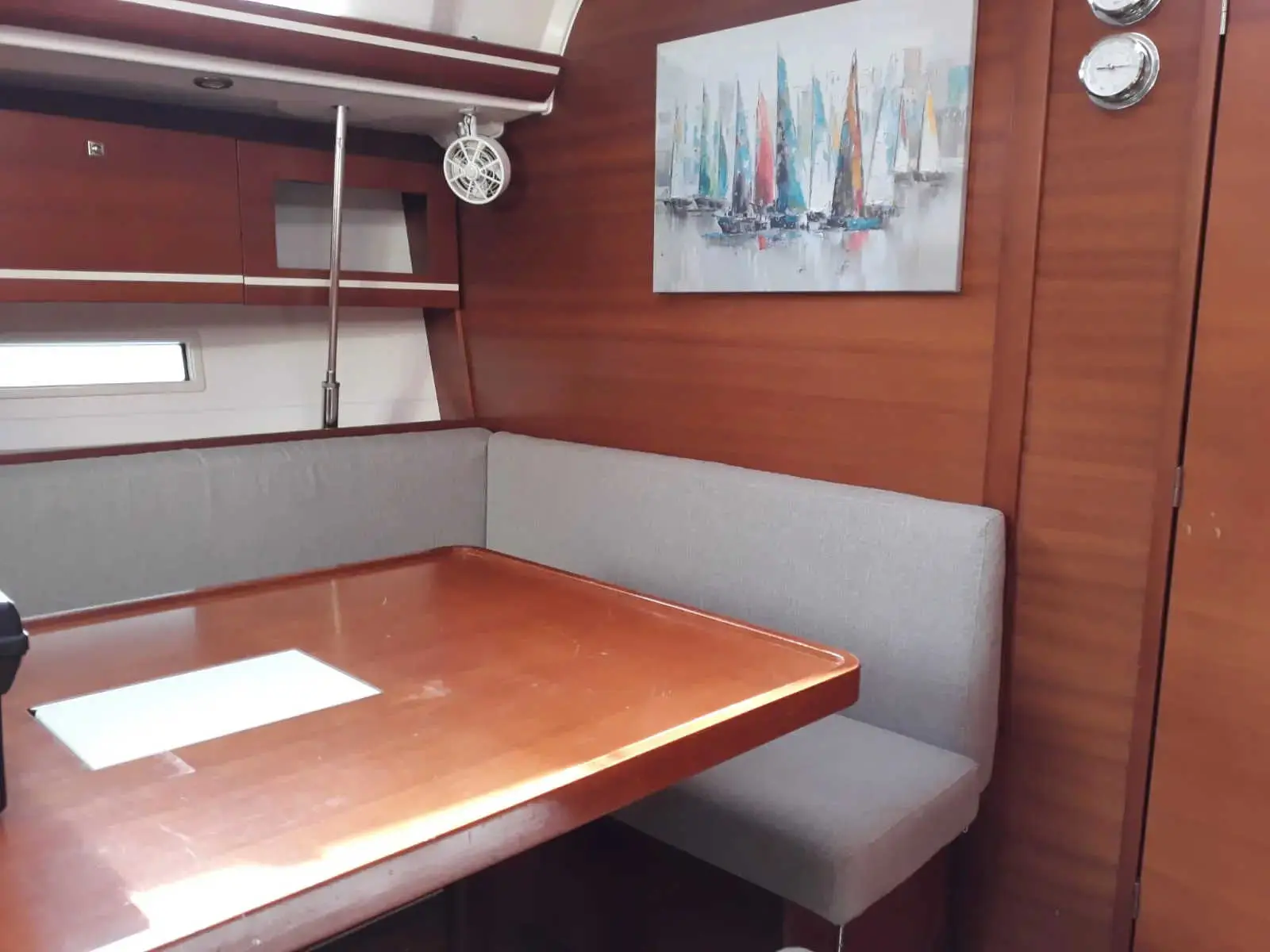 Pandeia, Interior image
