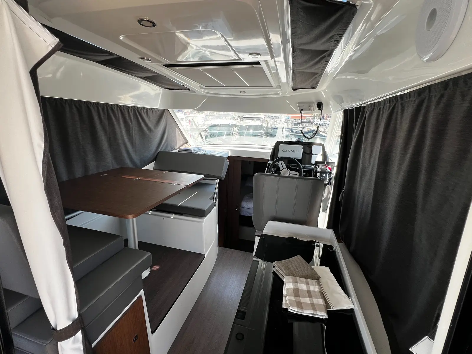 Ana, Interior image