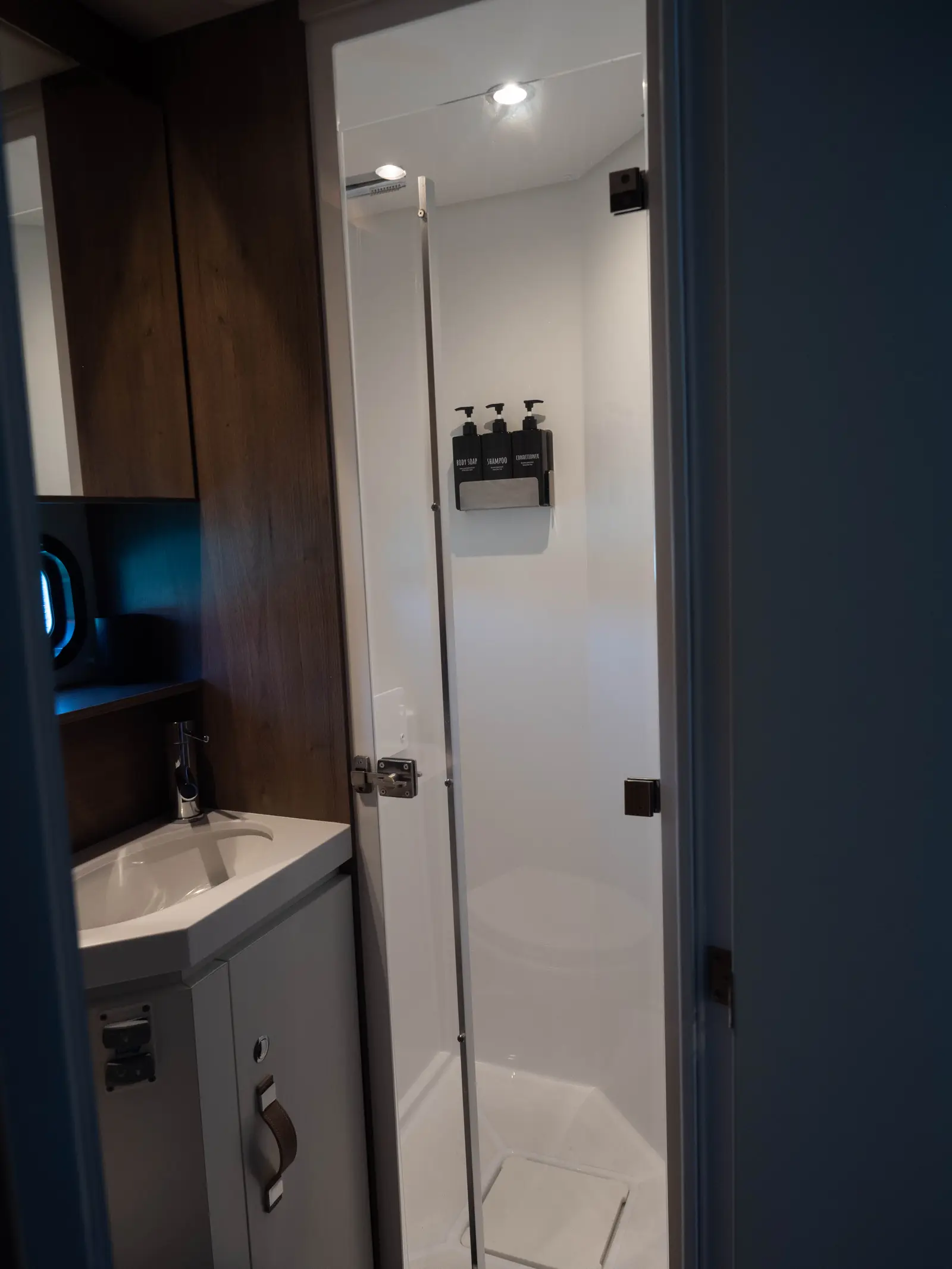 MIM OCEAN 2, Shower