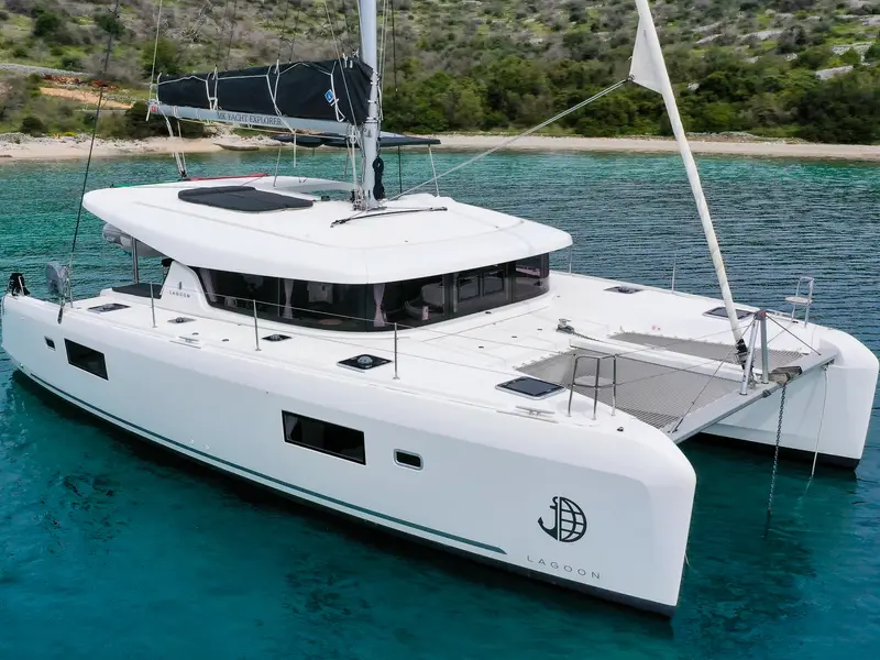 Vesper, Lagoon 42