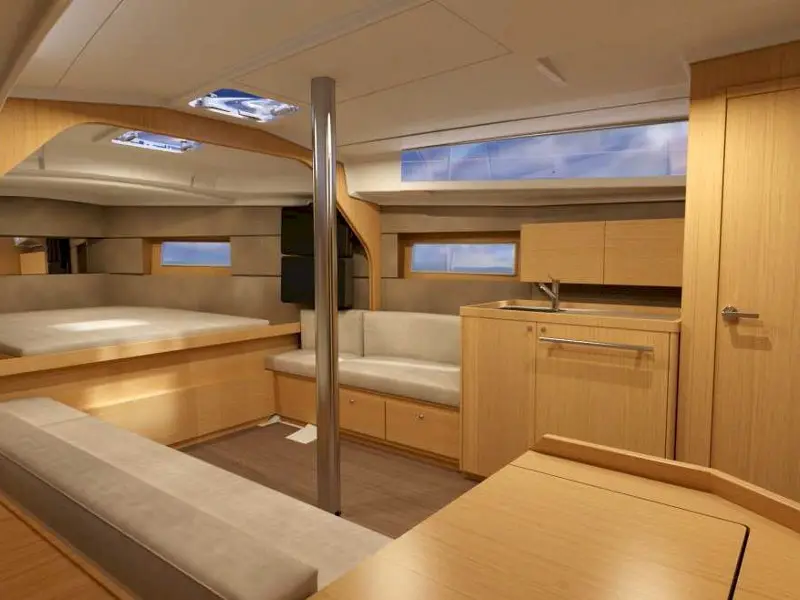 Lina, Interior image