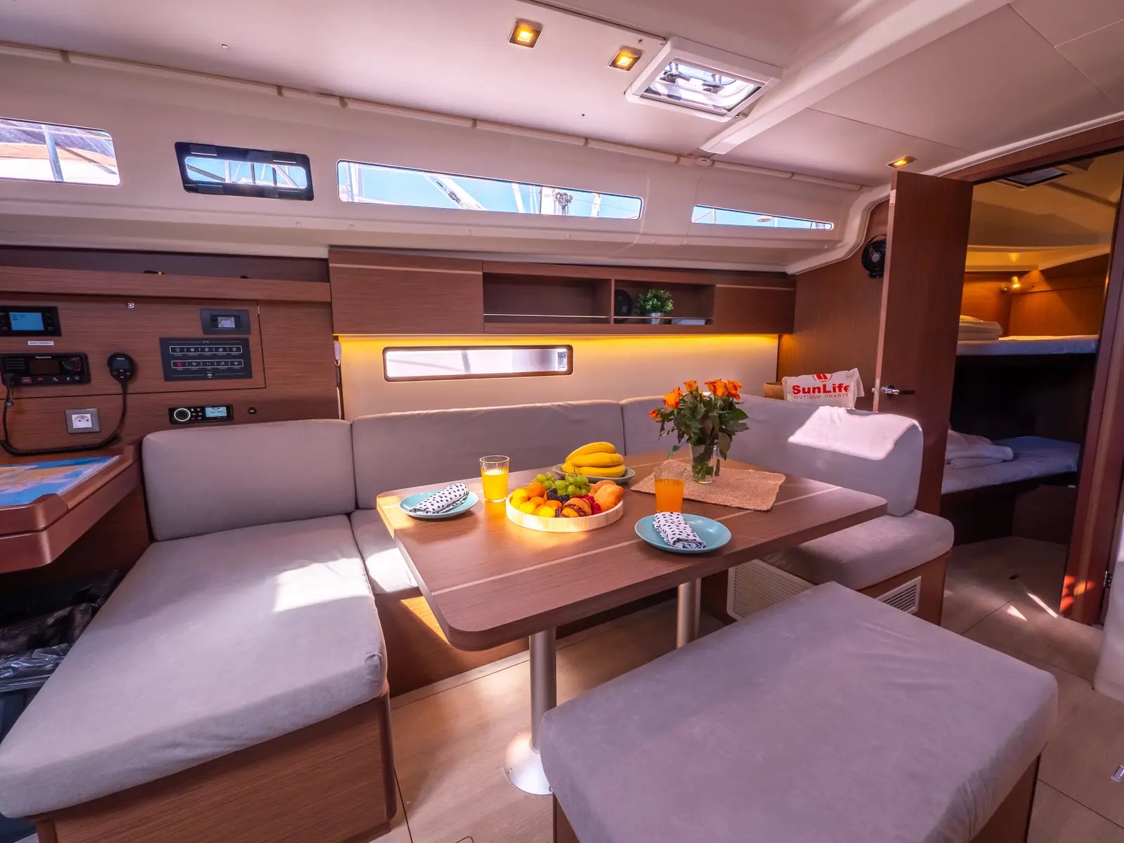 MAMMA MIA, Interior image
