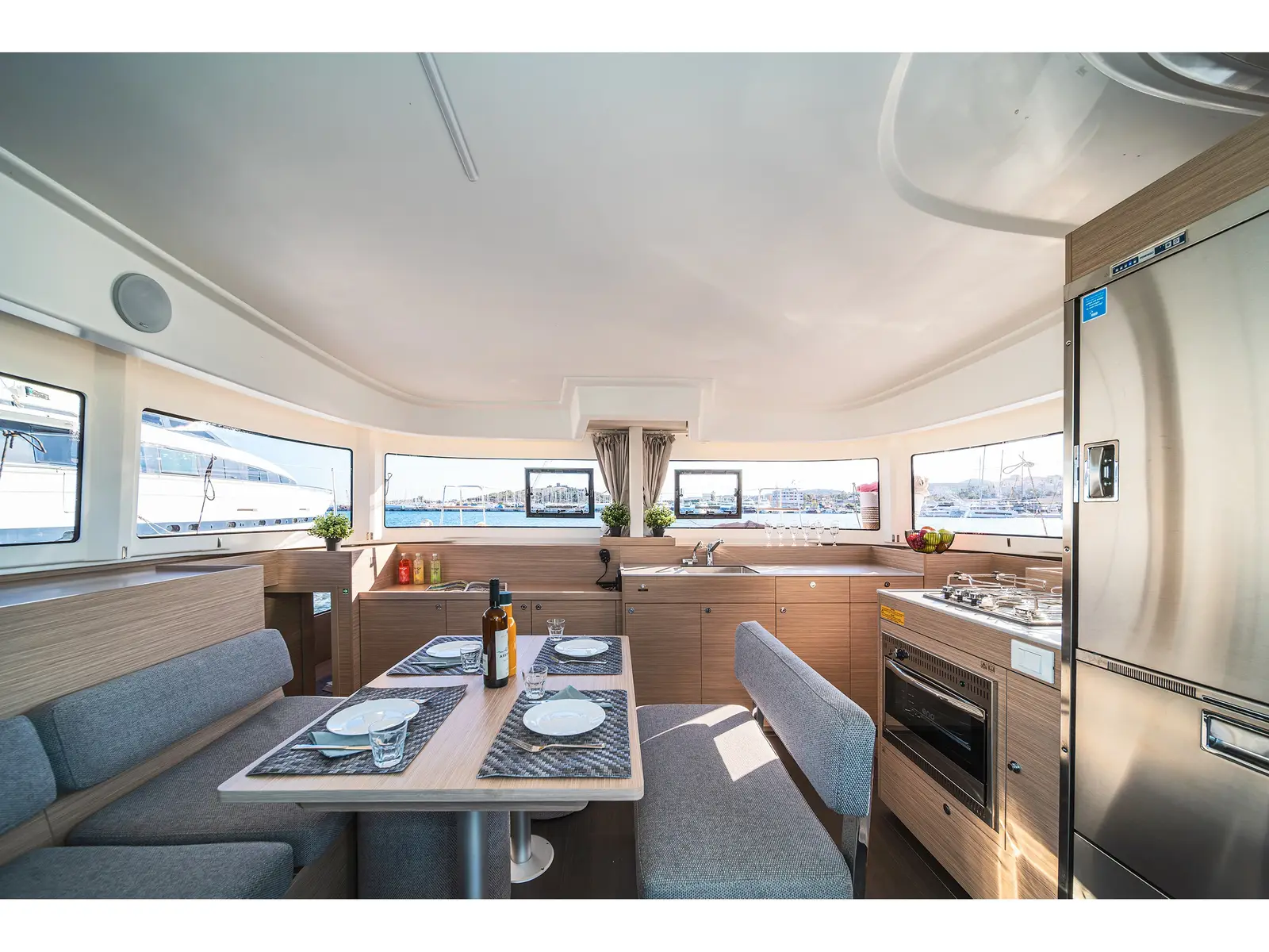Alma Breeze, Interior image