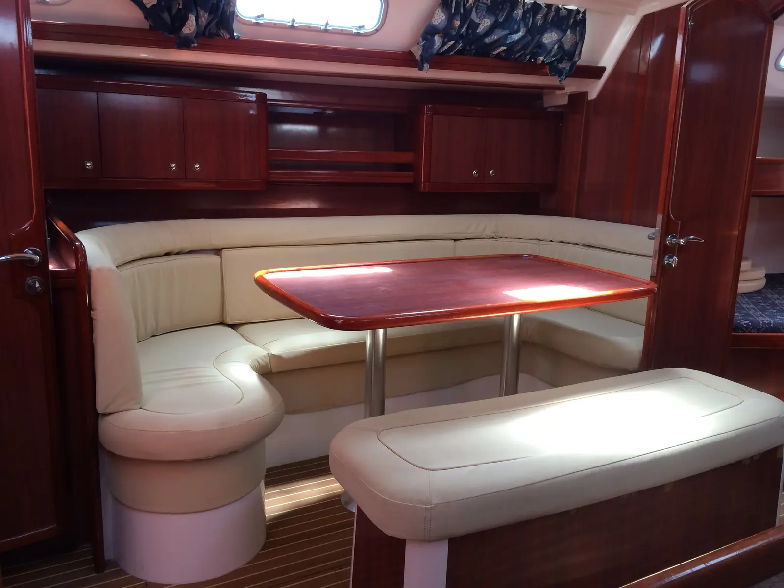 Hermes, Interior image