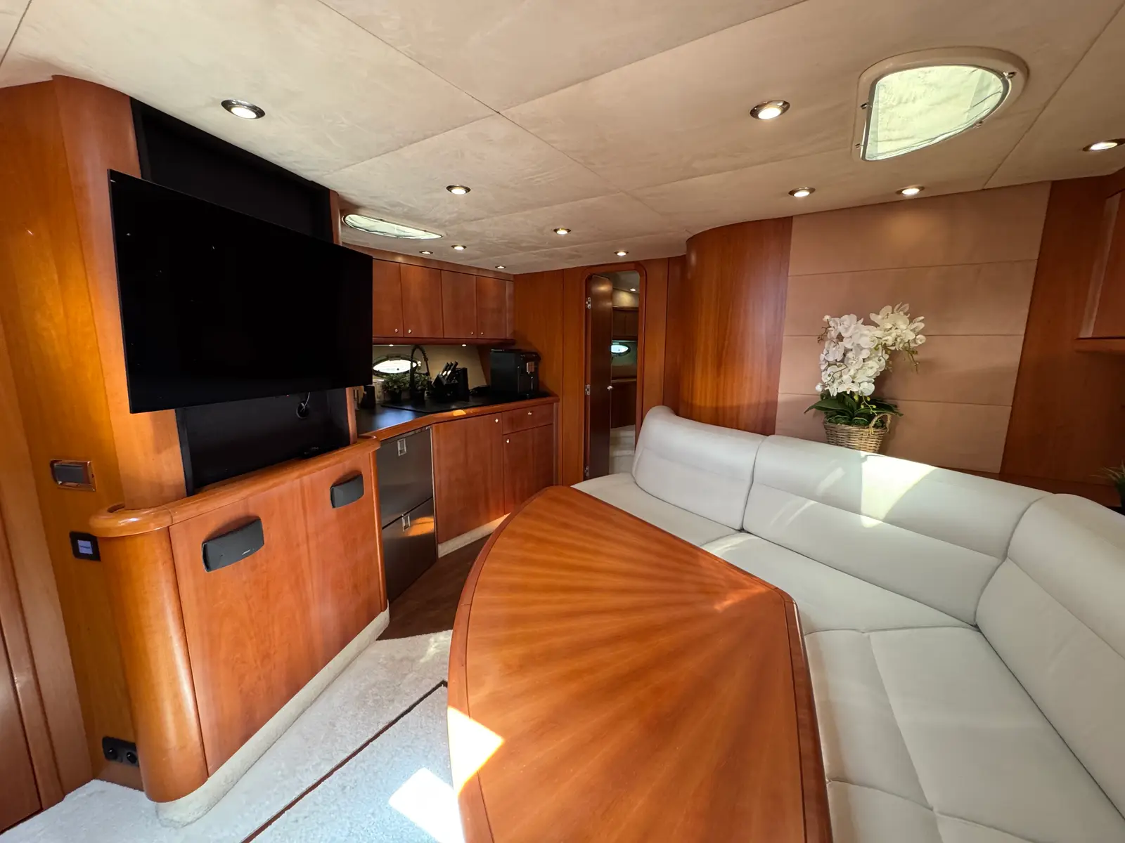 Polly, Interior image