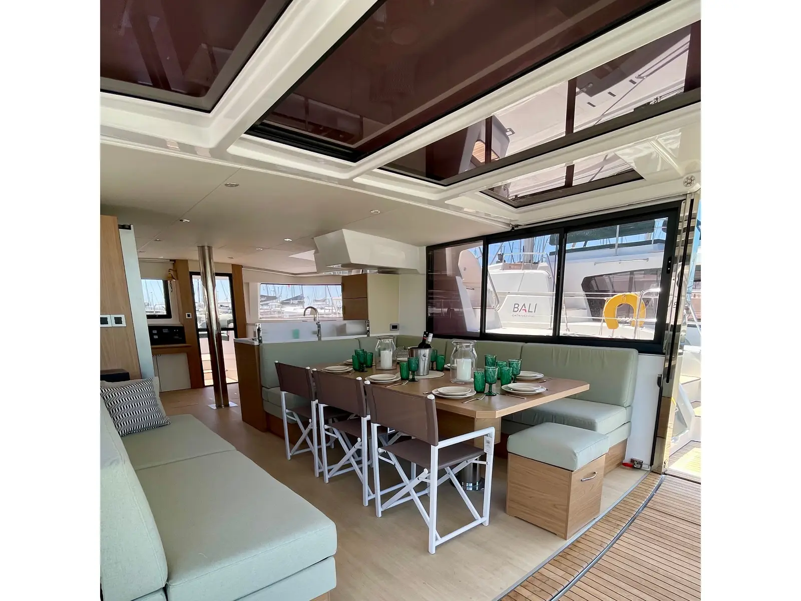 Romar IV, Interior image