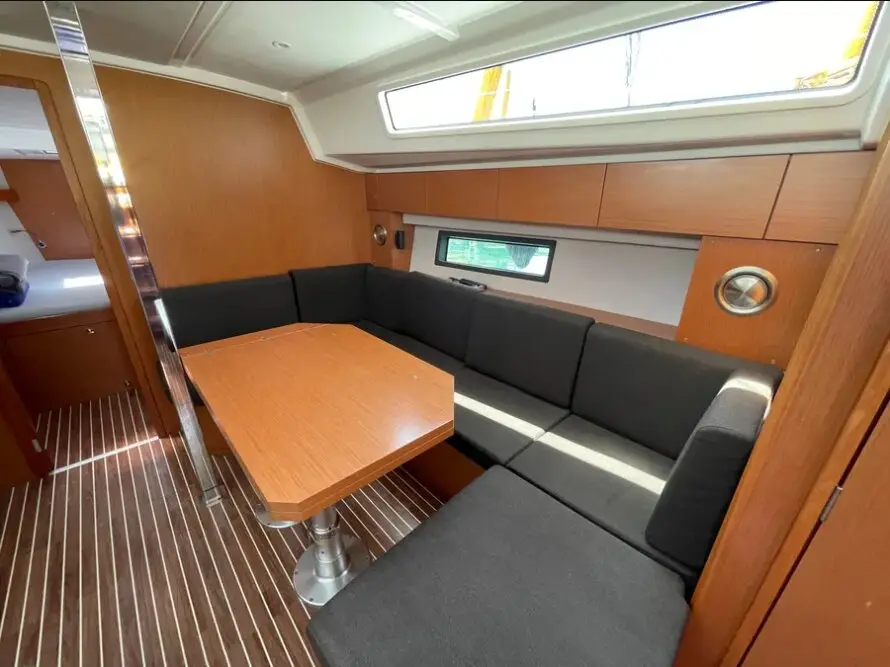 AF-C42, Interior image