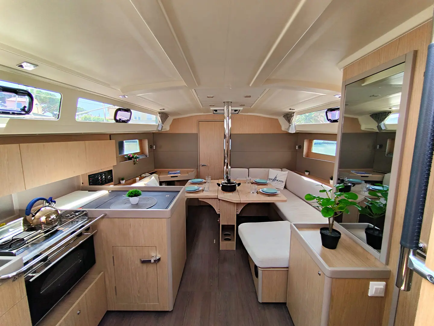 Blue Hop, Interior image