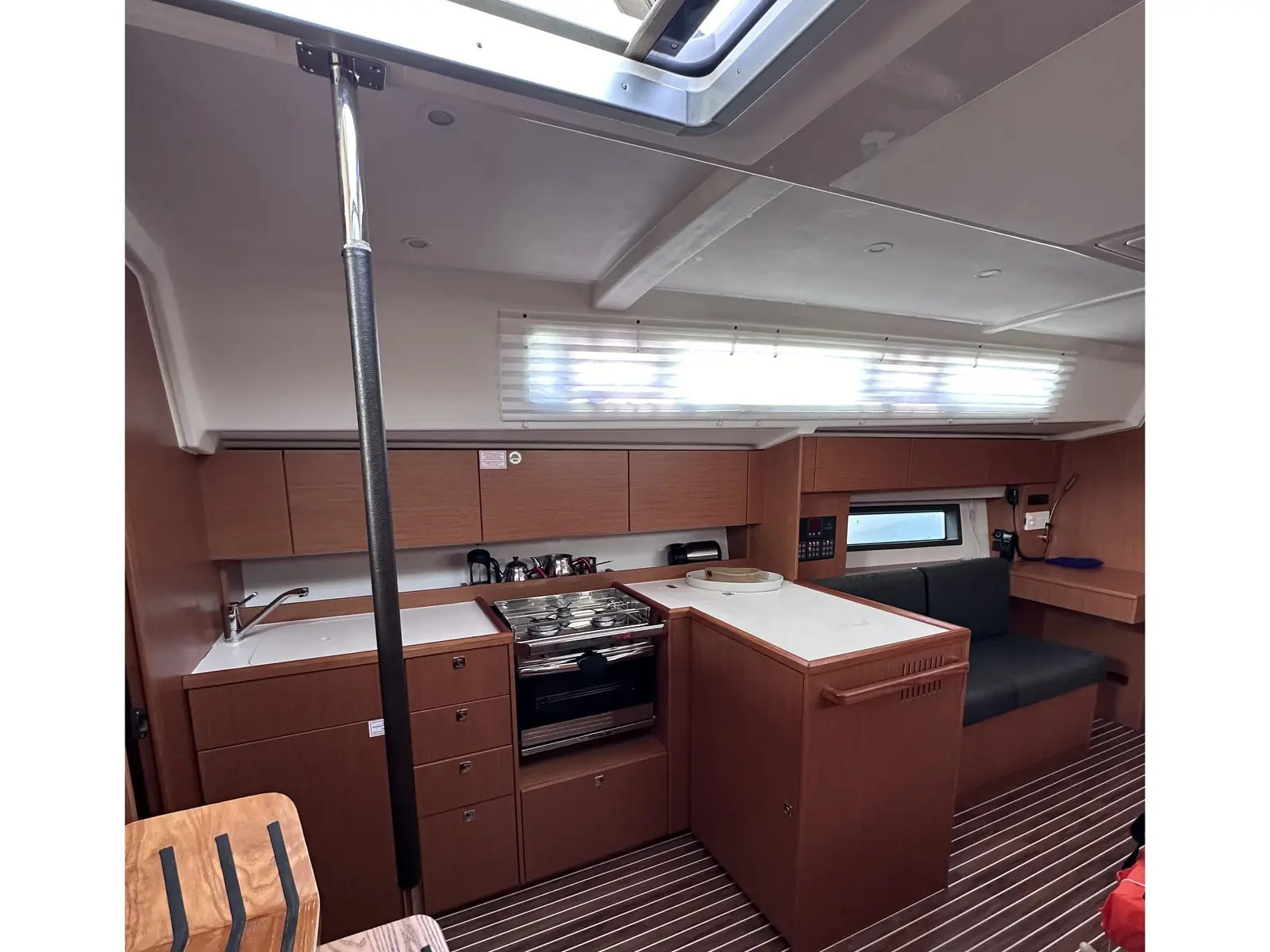 Sail Scorpius, Interior image