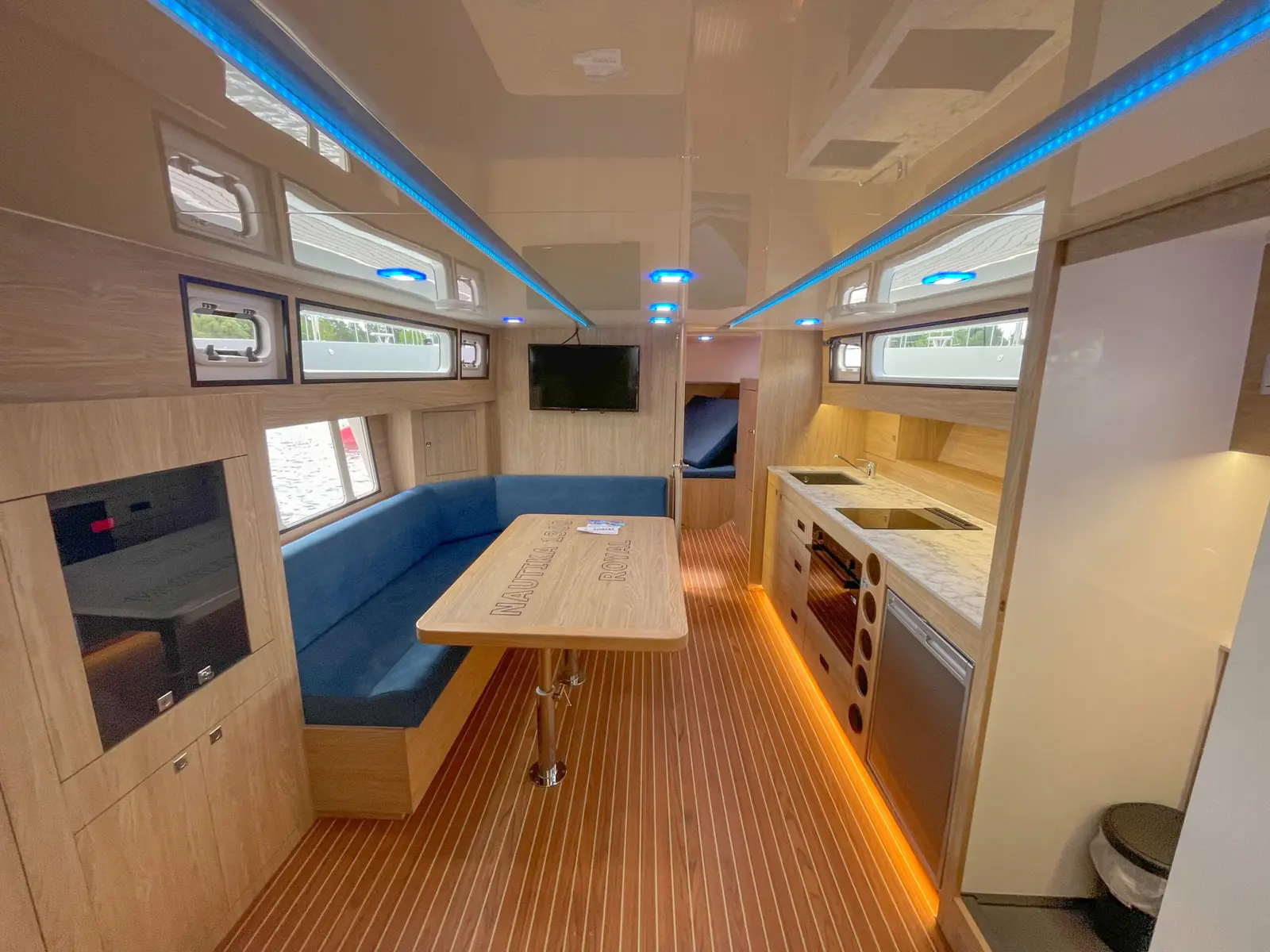 Nautika 1300 Royal, Interior image