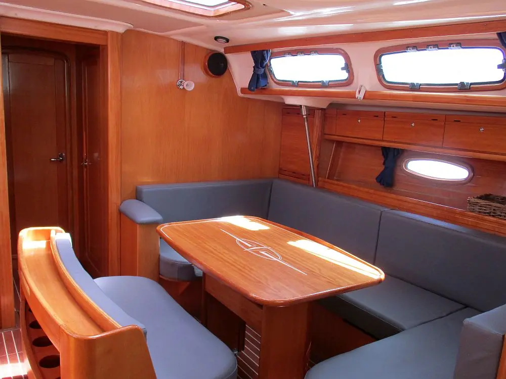 Ariana, Interior image