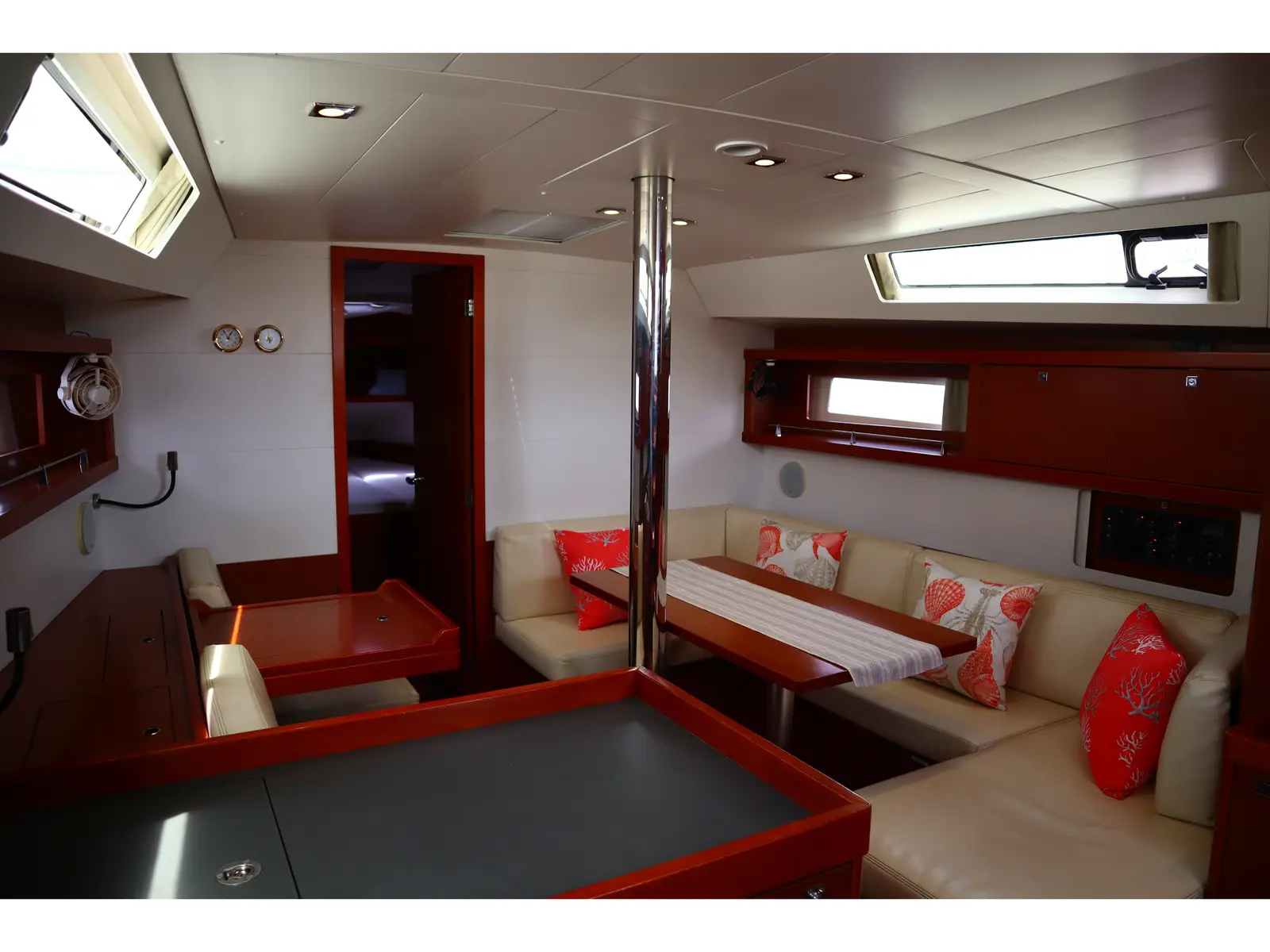 ECSTASEA, Interior image