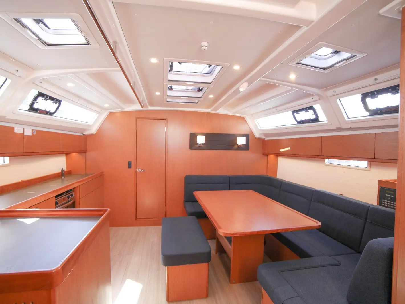 Sail Venus, Interior image
