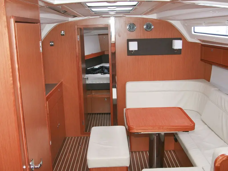 Maestral, Interior image