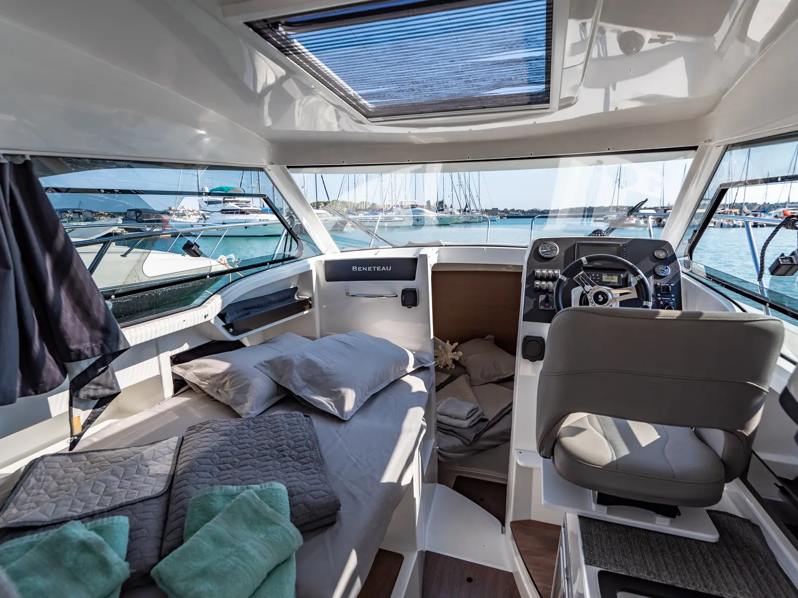 Lilli, Interior image