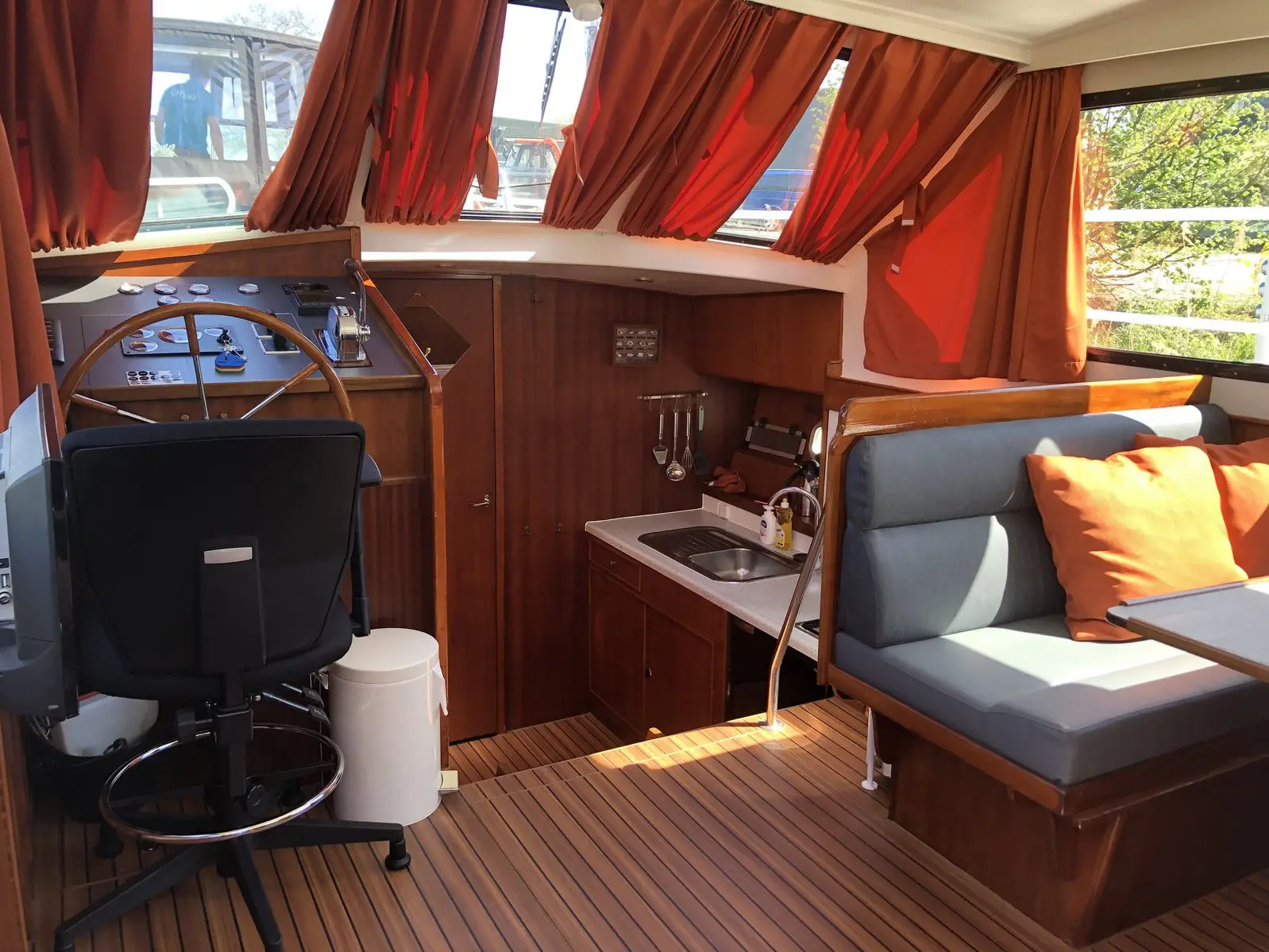 Lucida, Interior image