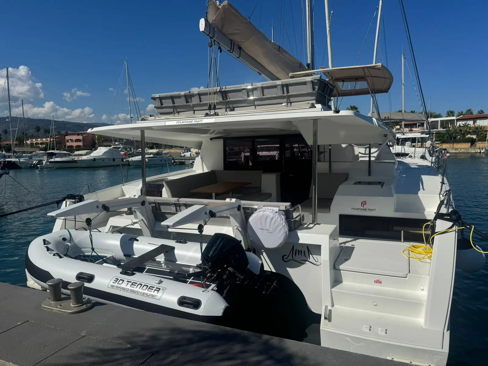 Amia, Main image