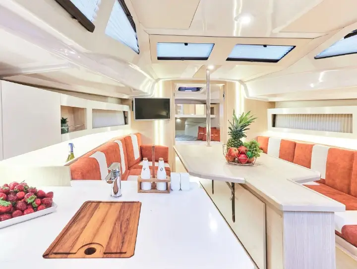 Angelmiles 2, Interior image