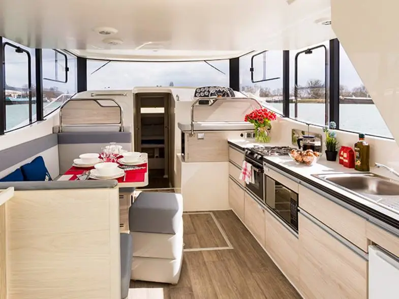 Horizon 1 - Premier 52, Interior image