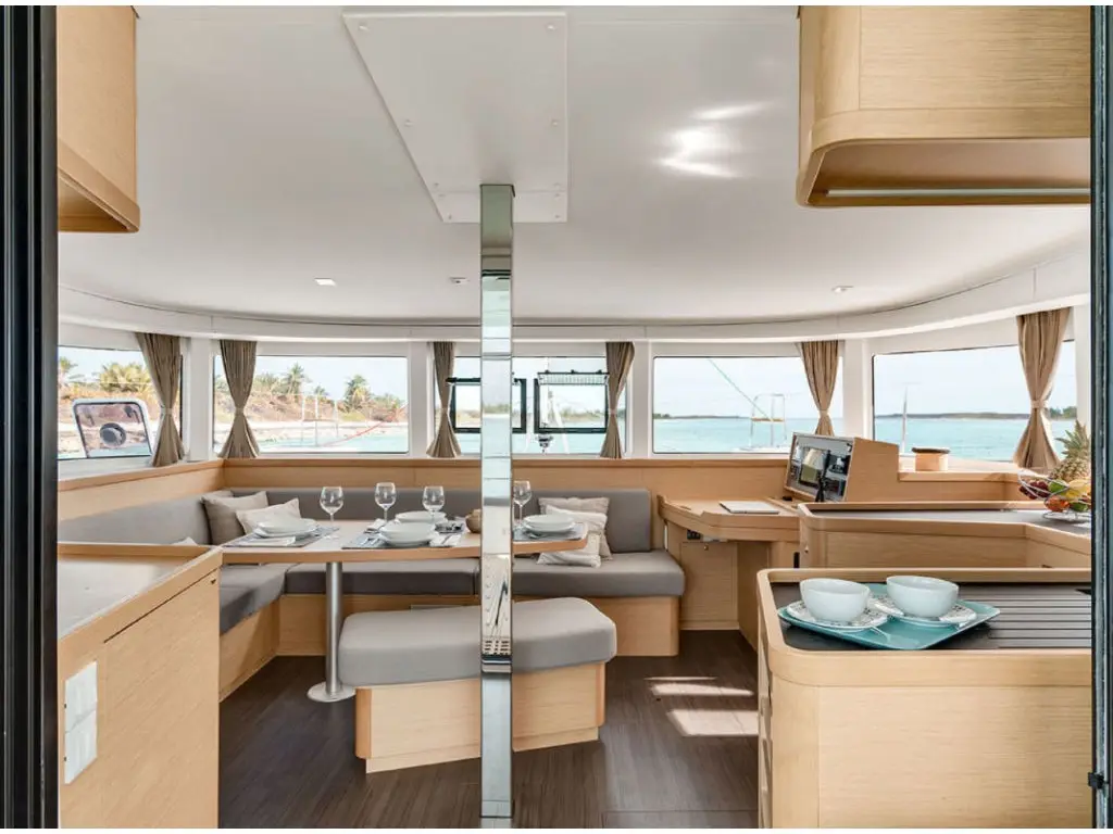 Tato, Interior image