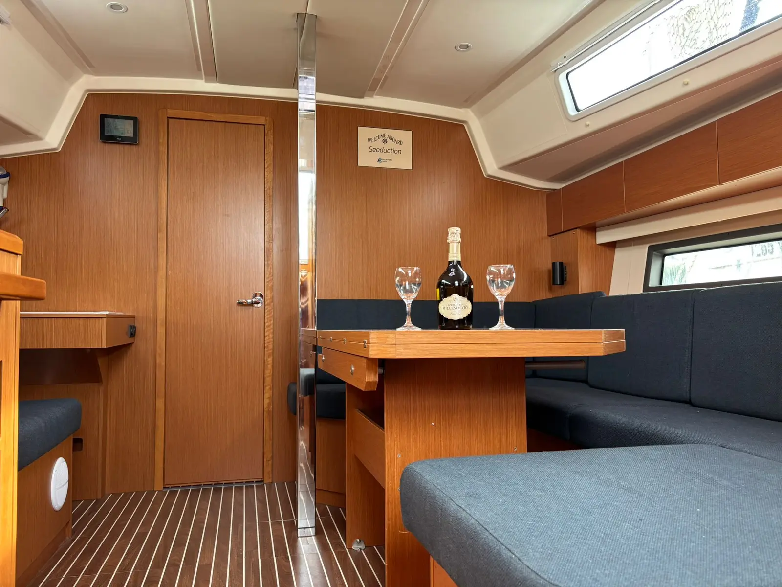 Seaduction, Interior image