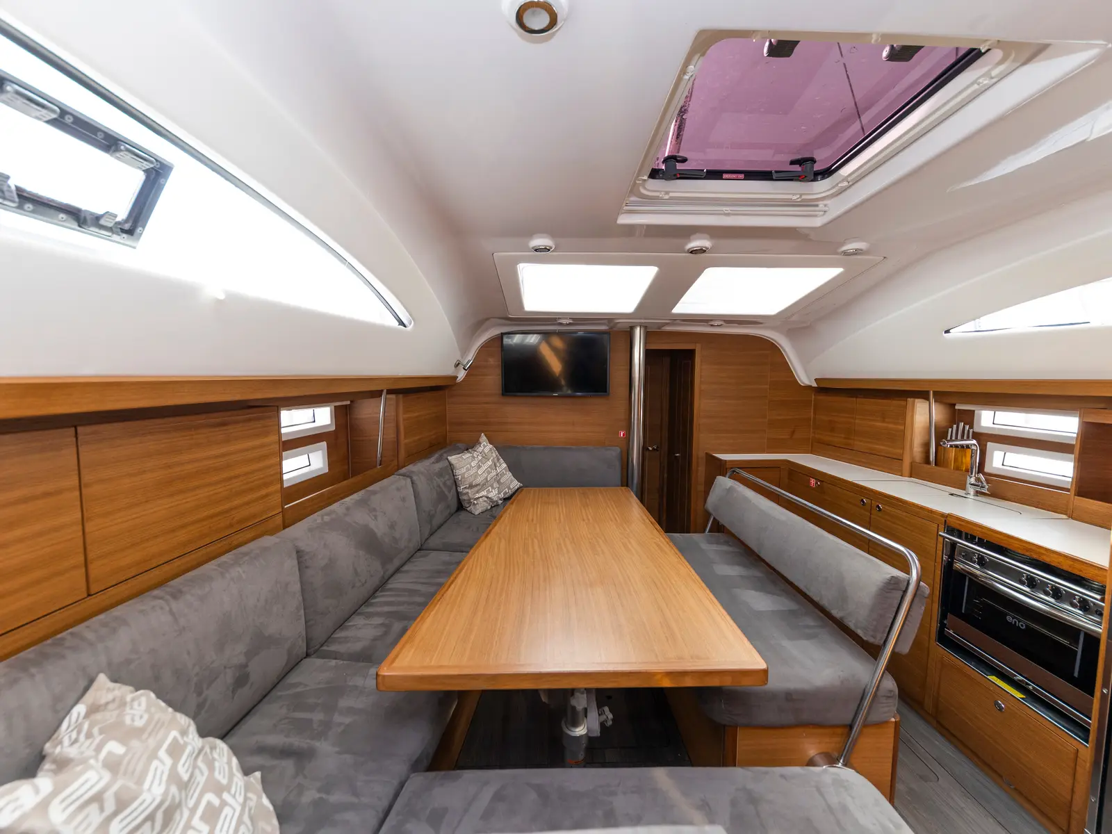 Pasithea, Interior image