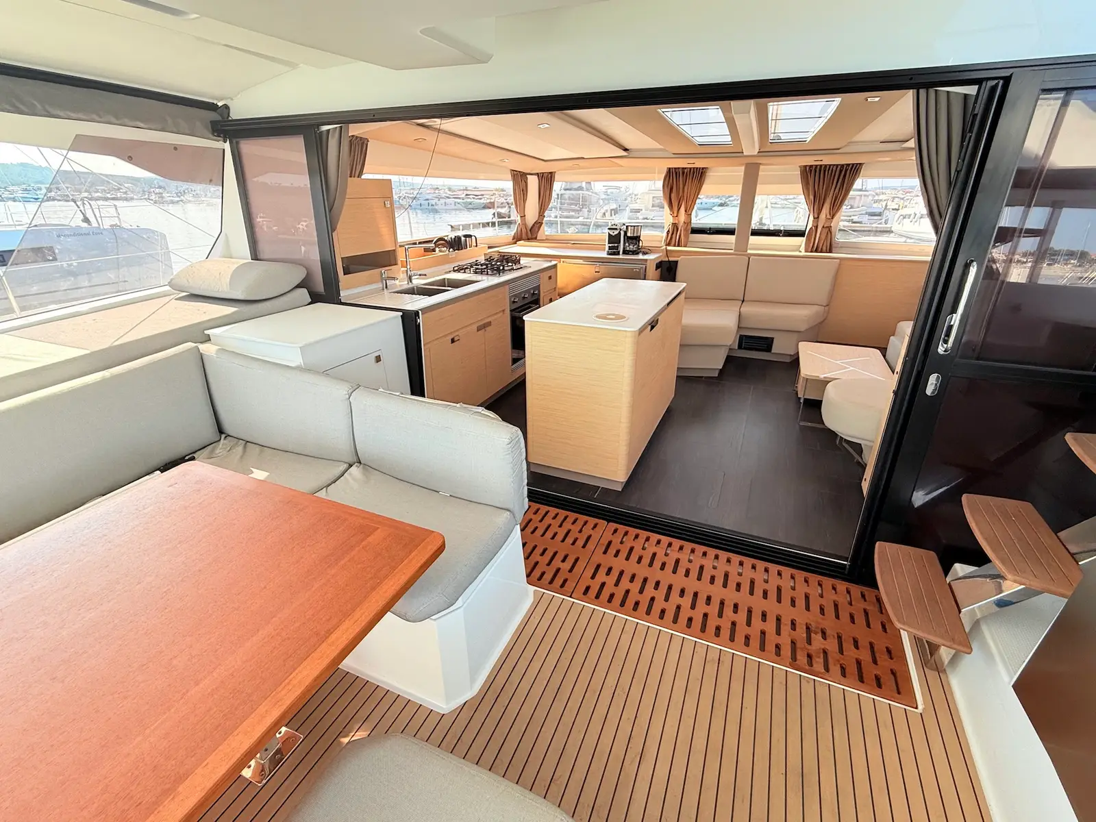 Lucky Fox, Interior image
