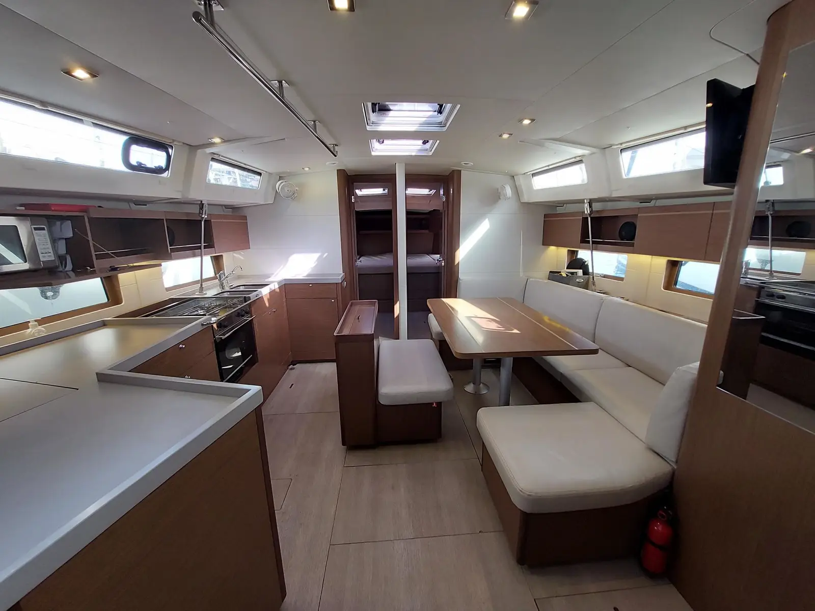Kalmi, Interior image