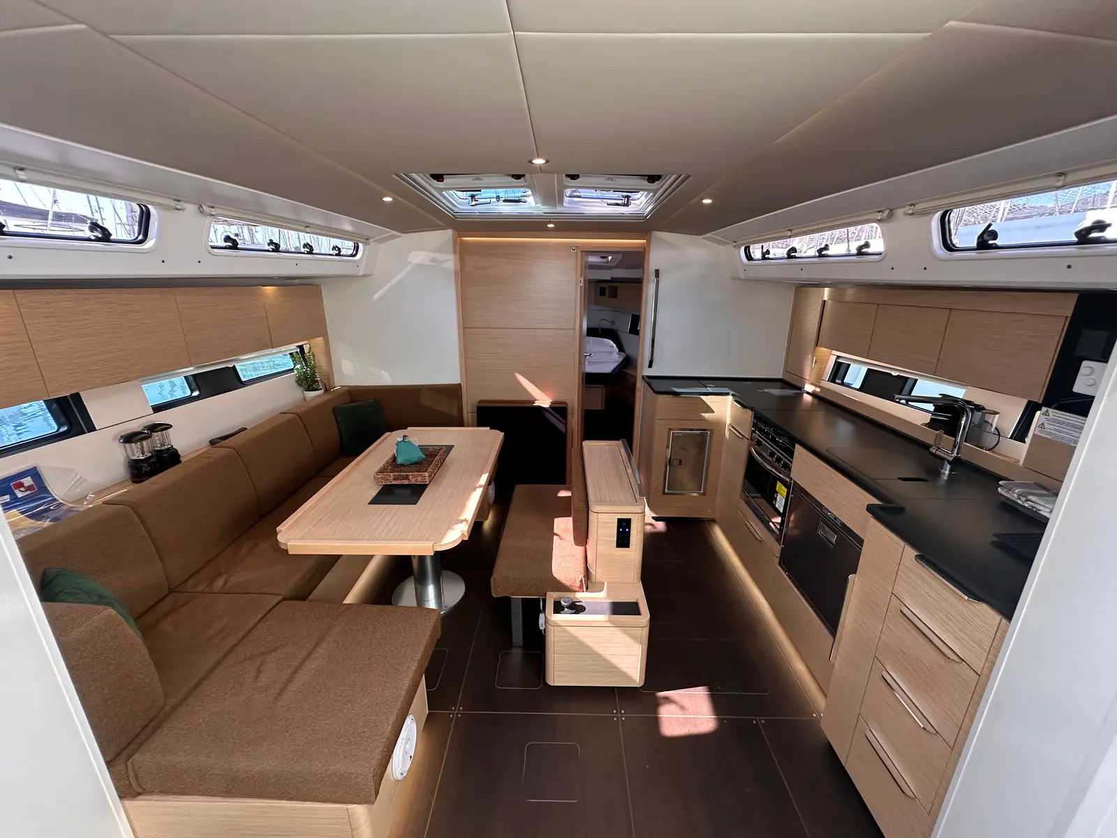 Felice, Interior image