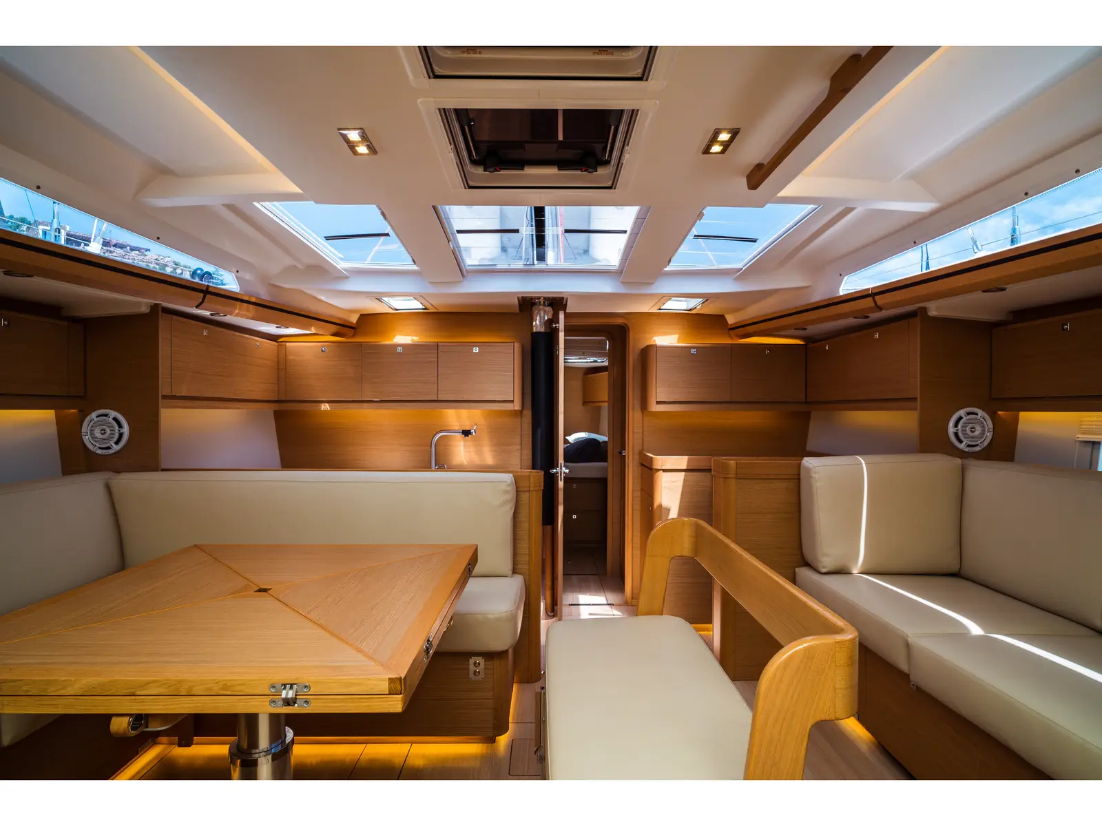 Zoe, Interior image