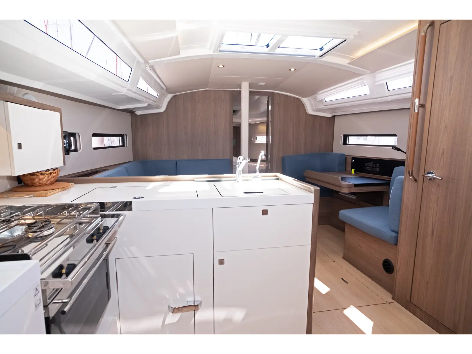 Thalassa Nova, Interior image