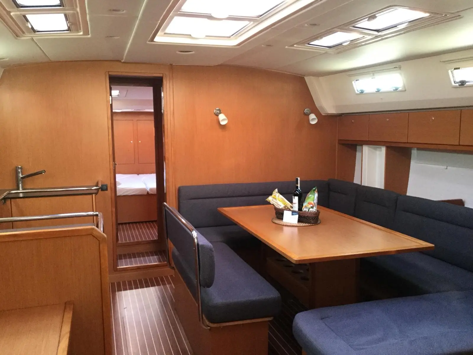 Jemi, Interior image
