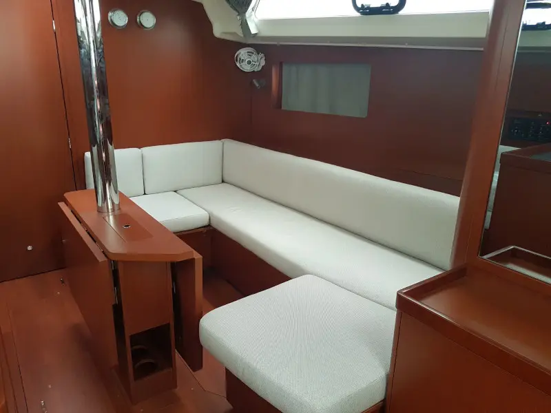 Gloria, Interior image
