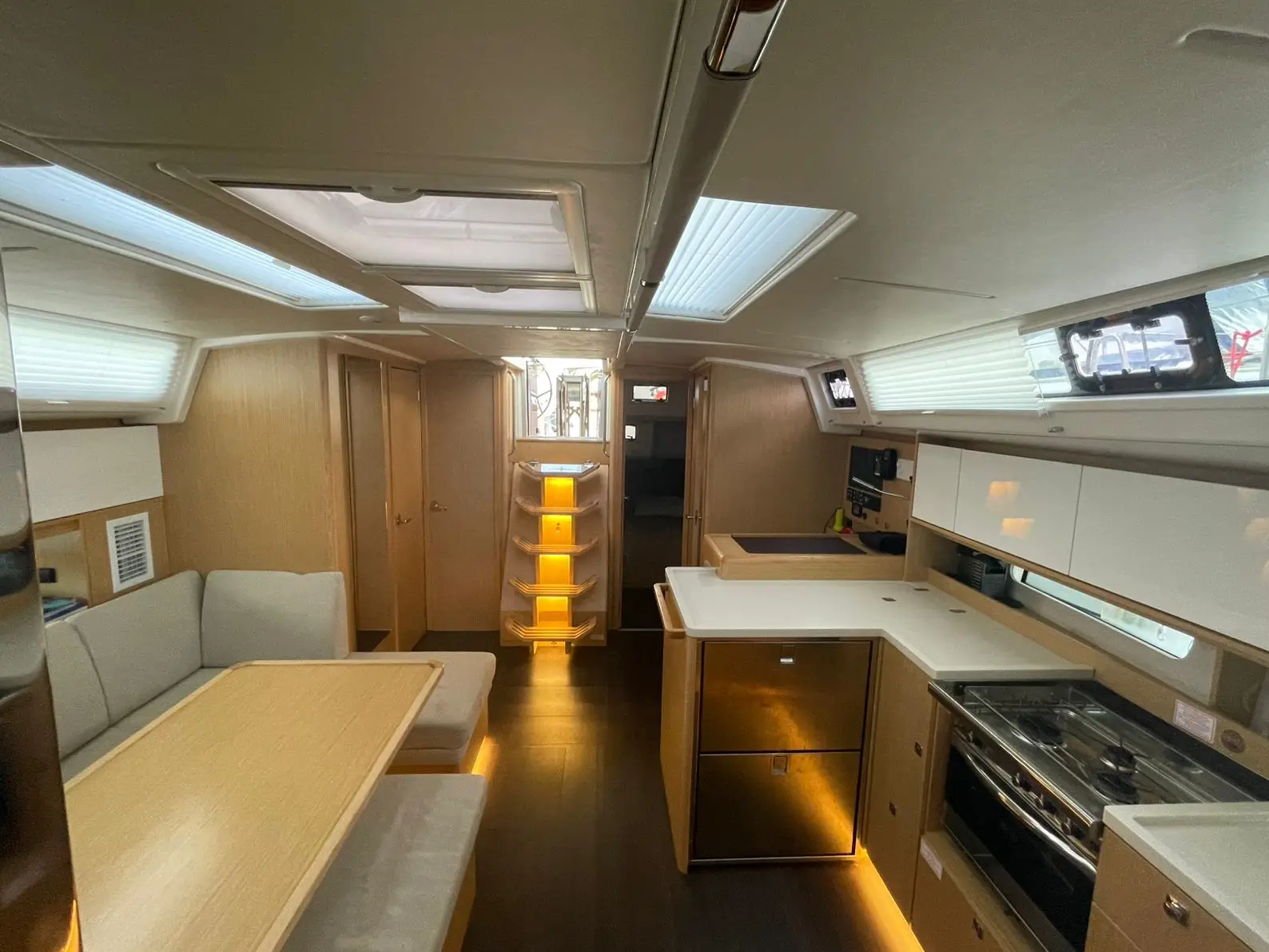 Kebifaiv, Interior image