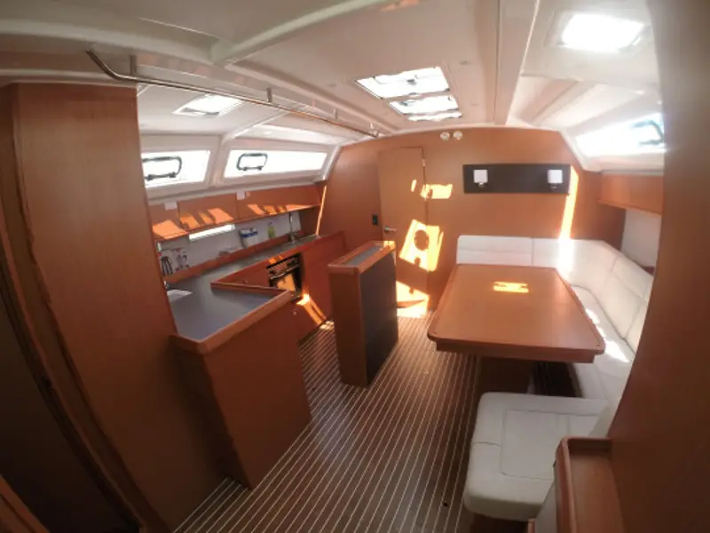 Dafne, Interior image