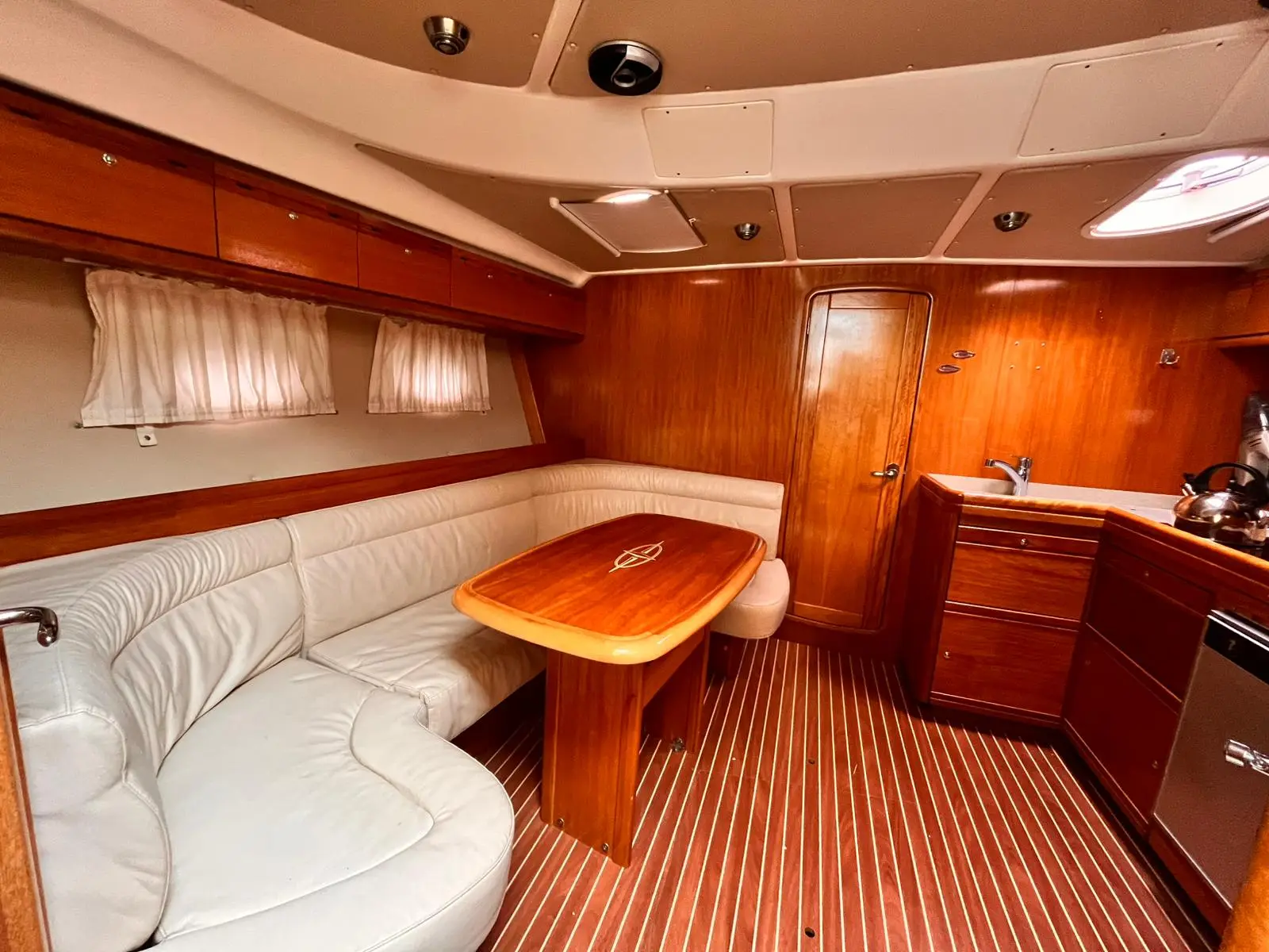 Amigo, Interior image